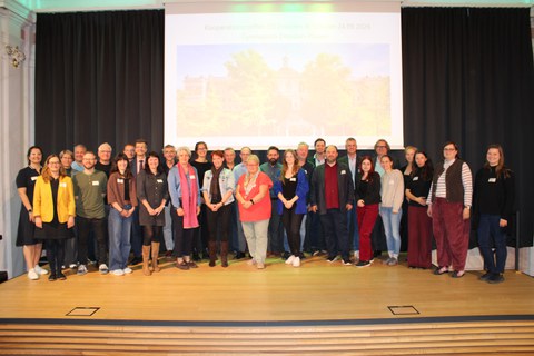 Auf dem Foto sieht man die Teilnehmer:innen des Netzwerktreffens der Kooperationsschulen am 24. September 2026 am Gymnasium Dresden Plauen
