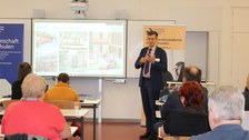 Begrüßung durch den Schulleiter des Gymnasiums Dresden-Plauen 