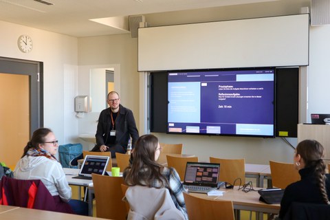 Auf dem Bild sieht man Teilnehmende des Workshops "Funktionen verkabeln – Entdeckungskontexte zum Funktionsbegriff in der digitalen Lernumgebung Math-Nodes"