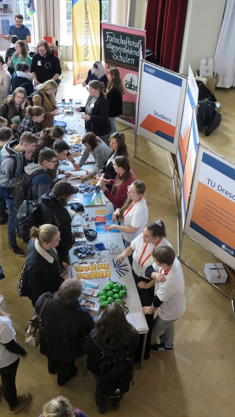 Informationsstand zur Lehramtsausbildung an der TU Dresden zu Uni live 2023