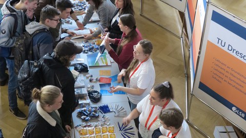 Informationsstand zur Lehramtsausbildung an der TU Dresden zu Uni live 2023