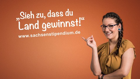 Foto einer lächelnden Frau. Sie steht vor einem orangenen Hintergrund und zeigt mit dem rechten Zeigefinger auf den Text "Sieh zu, dass du Land gewinnst! www.sachsenstipendium.de".
