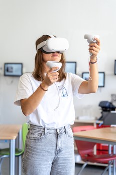 Junge Frau mit VR-Brille
