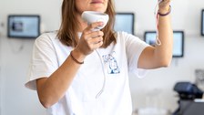 Junge Frau mit VR-Brille