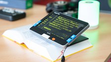 Lesehilfe zur Vergrößerung von Text liegt auf Duden