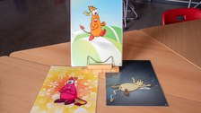 Comic-Figuren, die bestimmte Gefühle ausdrücken. Ausgedruckt, laminiert und liegend auf einem Tisch.