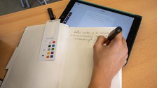 Smarter Füller, der Geschriebenes vom Notizblock direkt auf ein Tablet überträgt.