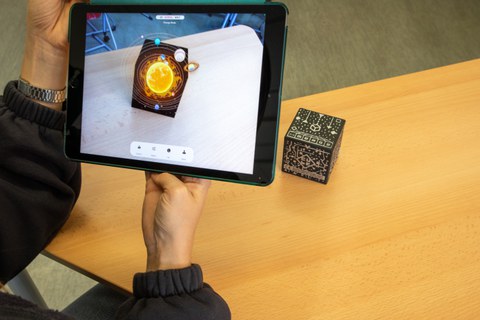 Bild eines Smart-Cubes der Informationen und Grafiken über Augmented Reality auf ein Tablet überträgt.