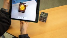 Bild eines Smart-Cubes der Informationen und Grafiken über Augmented Reality auf ein Tablet überträgt.