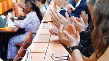 Leute im Hörsaal, die klatschen