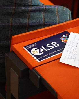 Einladungskarte ZLSB Jubiläum auf einem Tisch