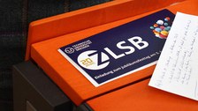 Einladungskarte ZLSB Jubiläum auf einem Tisch