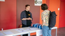 Zwei Frauen in einer netten Unterhaltung