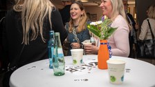 Lachende Frauen im Hintergrund, im Vordergrund Tisch samt Deko für 20 Jahre ZLSB.
