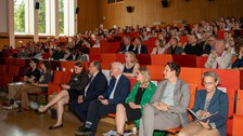 Viele Personen sitzend in einem Hörsaal