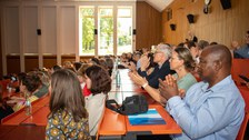 Personen sitzen im Hörsaal und klatschen