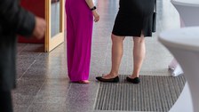Zwei Frauen unterhalten sich