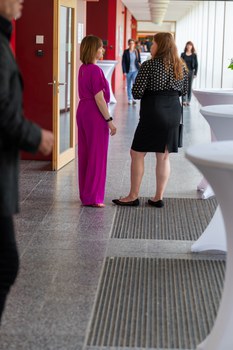 Zwei Frauen unterhalten sich