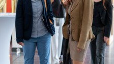 Zwei Frauen unterhalten sich
