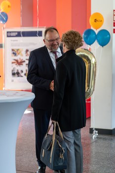 Frau und Mann unterhalten sich