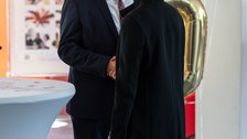 Frau und Mann unterhalten sich
