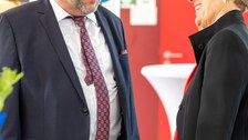 Frau und Mann unterhalten sich