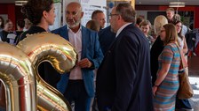 Zwein Männer und eine Frau unterhalten sich