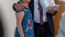 Mann und Frau stehen nebeneinander in einer netten Umarmung