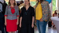 Drei Frauen stehen nebeneinander für ein Foto aus einer anderen Kamera.