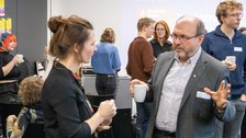 Eine Frau und ein Mann unterhalten sich.