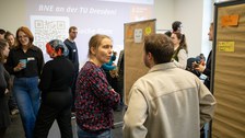 Eine Frau und ein Mann unterhalten sich.
