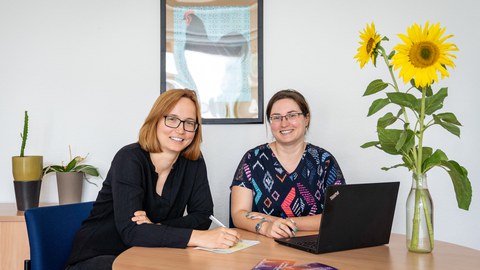Prof.in Monique Meier (links im Bild) spricht mit Teamleiterin des Prüfungsamtes Lehramt