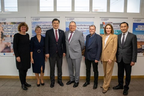 Ein Gruppenbild mit sieben Personen.