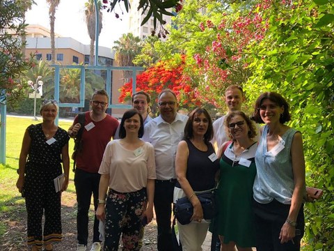 Gruppenbild von 9 Erwachsenen auf dem Campus des Kibbutzim College of Education, Technology and the Arts in Tel-Aviv (Israel)