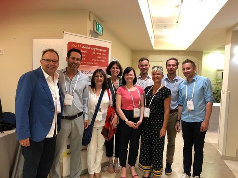 Gruppenbild von 9 Personen im Braude College of Engineering in Karmiel (Israel)