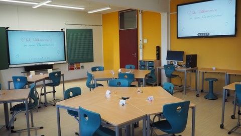 Foto eines leeren Klassenzimmers mit inklusivem Ansatz und entsprechender Möblierung