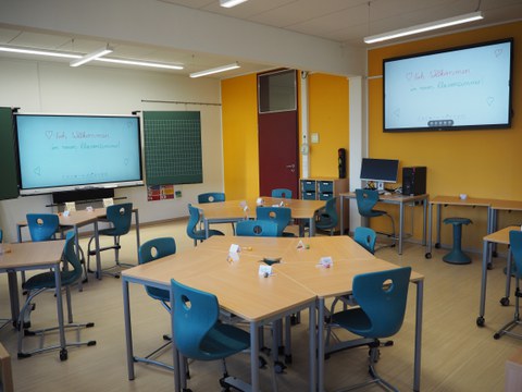 Foto eines leeren Klassenzimmers mit inklusivem Ansatz und entsprechender Möblierung