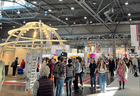 Menschenmenge in einer Messehalle