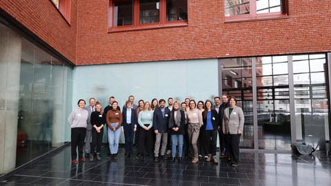 Gruppenbild mit ca. 20 Personen in einem Foyer