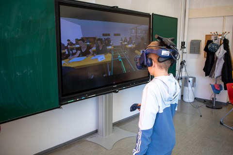Junge mir VR-Brille.
