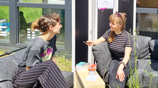 Zwei Frauen sitzen auf Sofa und unterhalten sich
