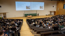 Voller Hörsaal von hinten fotografiert