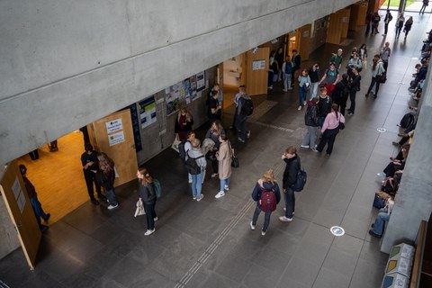 Foyer des Hörsaalzentrums mit Studenten 