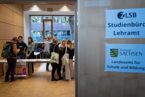 Raum voller Studentin in Beratungsgesprächen 