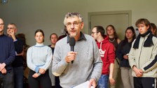 Prof. Dr. Michael Kobel, Prorektor Bildung an der TU Dresden, spricht zu Studenten.
