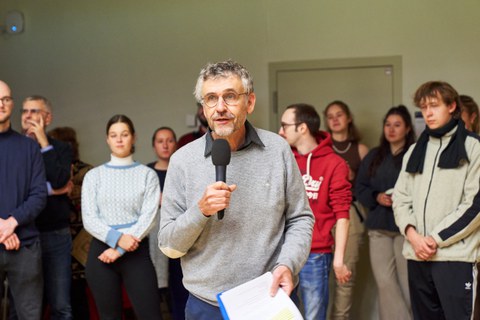 Prof. Dr. Michael Kobel, Prorektor Bildung an der TU Dresden, spricht zu Studenten.