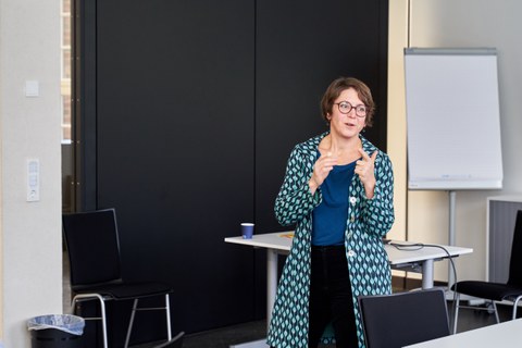 Katharina Schmitt von der TU Dresden hält einen Vortrag.