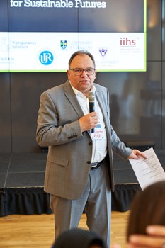 Prof. Axel Gehrmann, geschäftsführender Direktor des ZLSB, spricht in ein Mikrofon. 
