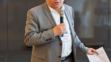Prof. Axel Gehrmann, geschäftsführender Direktor des ZLSB, spricht in ein Mikrofon. 