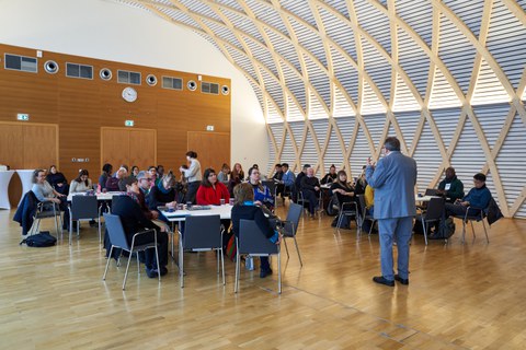 Prof. Axel Gehrmann, geschäftsführender Direktor des ZLSB, spricht zu einer Gruppe von Personen in einem Festsaal.